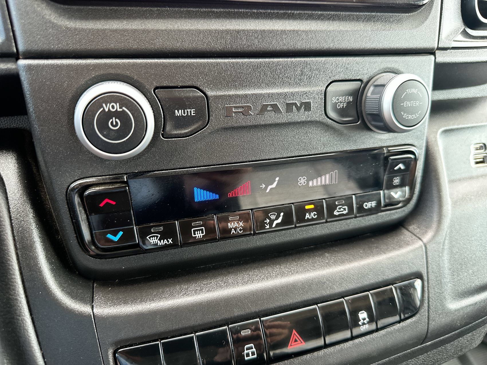Used 2025 RAM ProMaster 2500 w/ Convenience Group FWD image 17