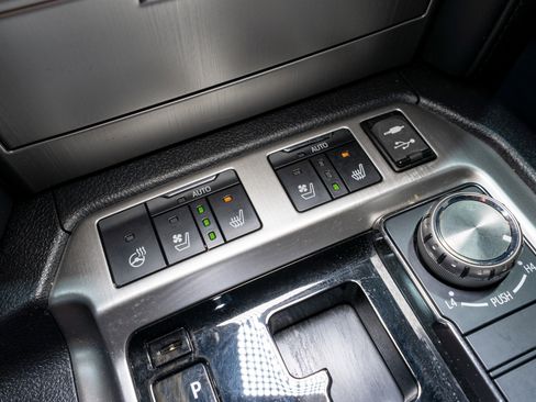 Used 2018 Toyota Land Cruiser image 21