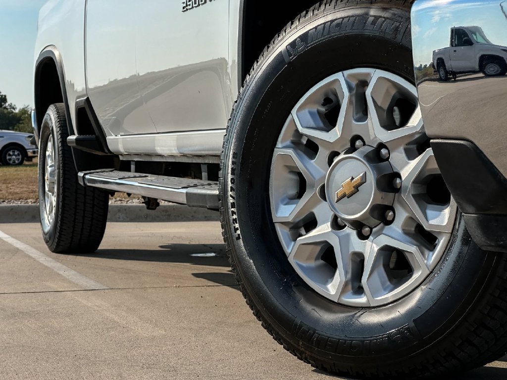 Used 2024 Chevrolet Silverado 2500 LT AWD/4WD image 9