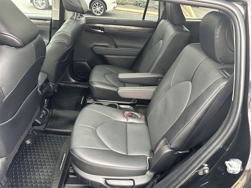 Used 2023 Toyota Highlander Limited image 25