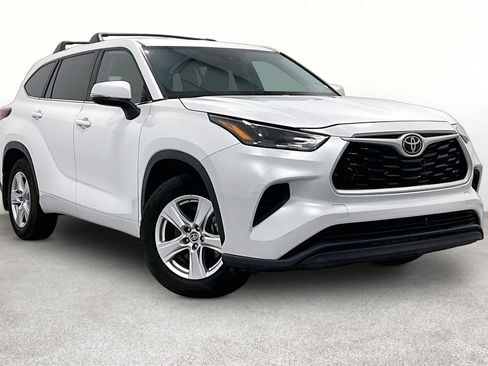 Used 2023 Toyota Highlander L AWD/4WD image 1