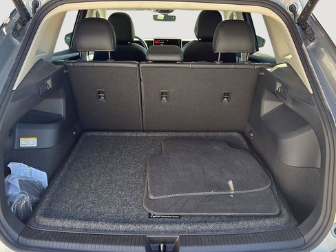 Certified 2025 Volkswagen Tiguan SE w/ Panoramic Sunroof Package AWD/4WD image 11