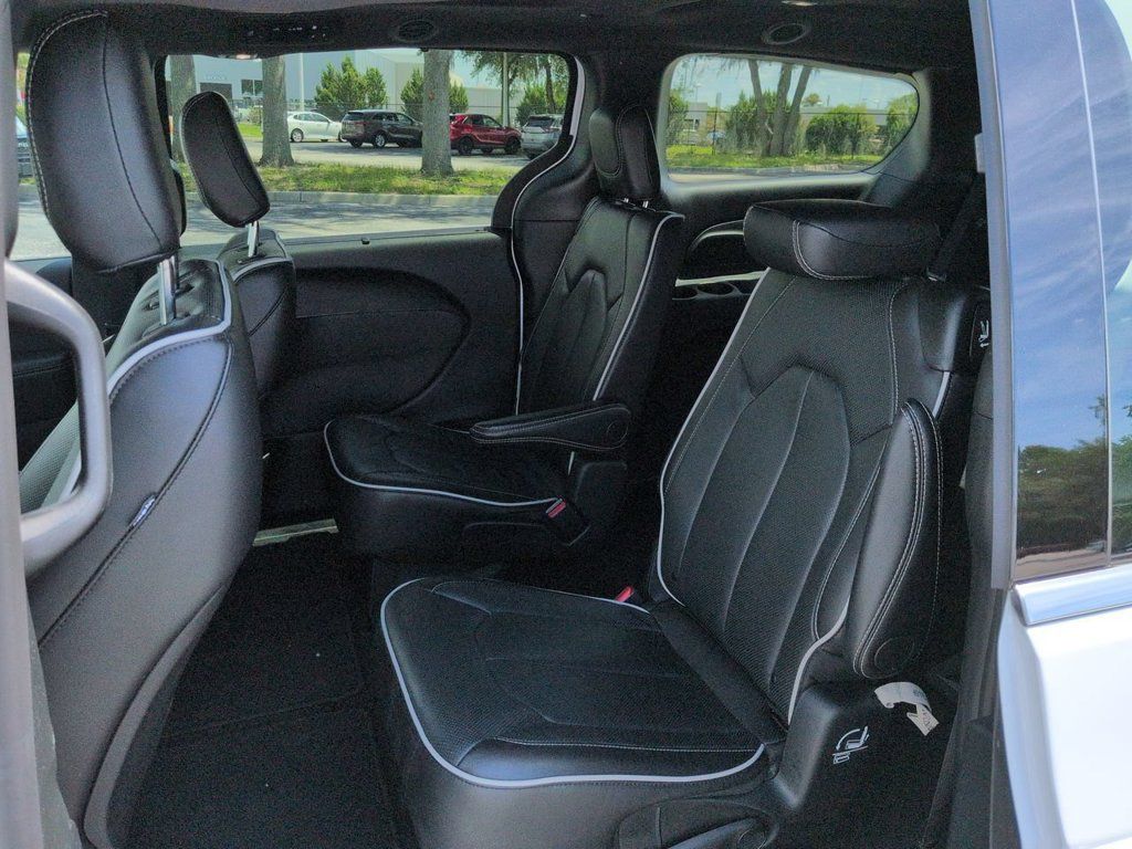 Used 2026 Chrysler Pacifica Limited FWD image 14