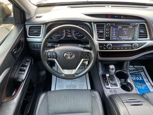 Used 2019 Toyota Highlander LE AWD/4WD image 19