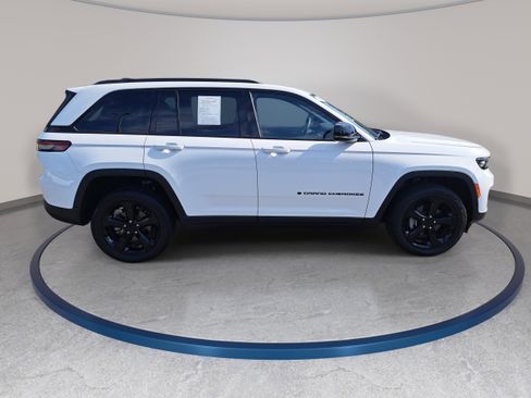 Used 2023 Jeep Grand Cherokee Altitude image 4