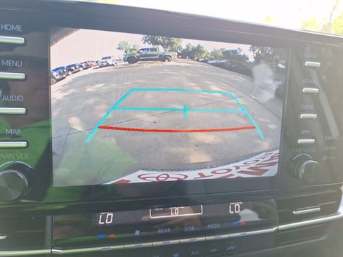 Used 2024 Toyota Sienna LE FWD image 24