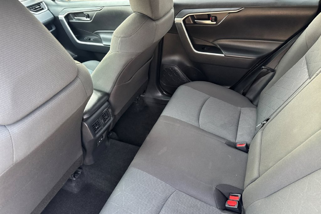 Used 2025 Toyota RAV4 XLE AWD/4WD image 17