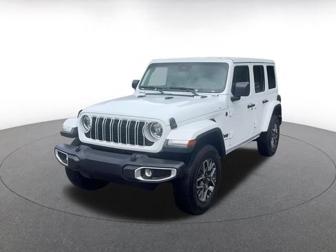 Used 2025 Jeep Wrangler Sahara image 4
