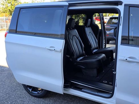 New 2026 Chrysler Pacifica Limited w/ Uconnect Theater Family Group AWD/4WD image 18