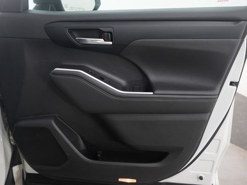 Used 2020 Toyota Highlander XLE image 13