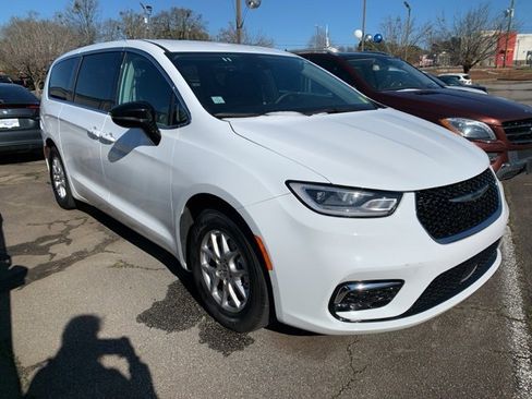 Used 2024 Chrysler Pacifica Touring-L image 4