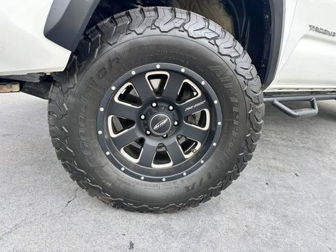 Used 2017 Toyota Tacoma TRD Off-Road RWD image 23