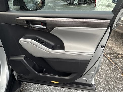 Used 2024 Toyota Highlander LE image 14