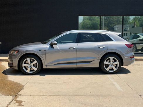 Used 2019 Audi e-tron Prestige w/ Prestige Package AWD/4WD image 17