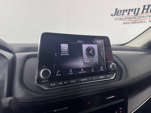 Used 2024 Nissan Rogue SV FWD image 22