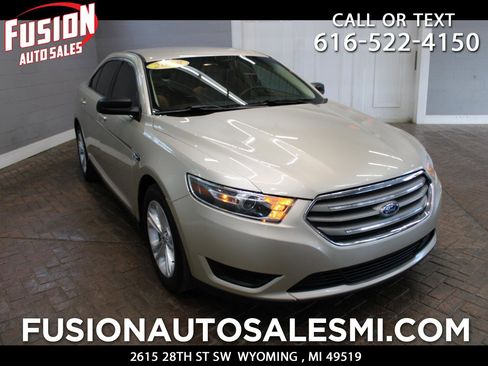 Used 2018 Ford Taurus SE image 1