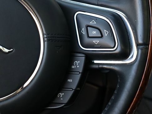 Used 2016 Jaguar XJ R-Sport image 17