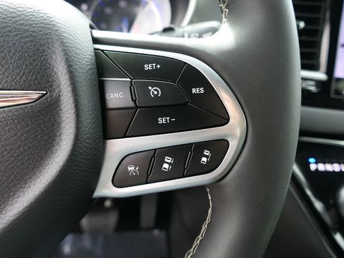 Used 2025 Chrysler Pacifica Select image 13