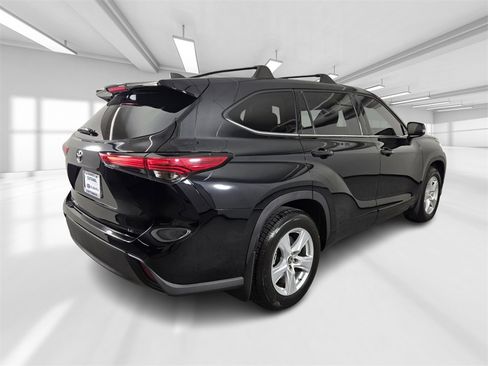 Used 2022 Toyota Highlander LE image 7