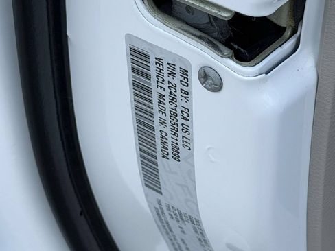 Certified 2024 Chrysler Pacifica Touring-L FWD image 25