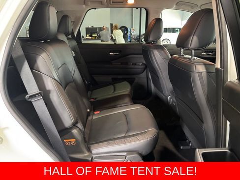 Used 2023 Nissan Pathfinder SL w/ Black Appearance Package AWD/4WD image 22