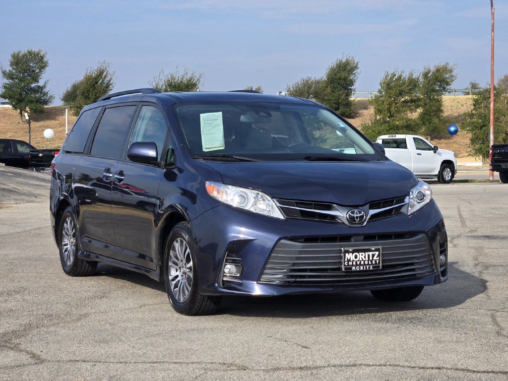 Used 2018 Toyota Sienna XLE w/ XLE Navigation Package FWD image 3