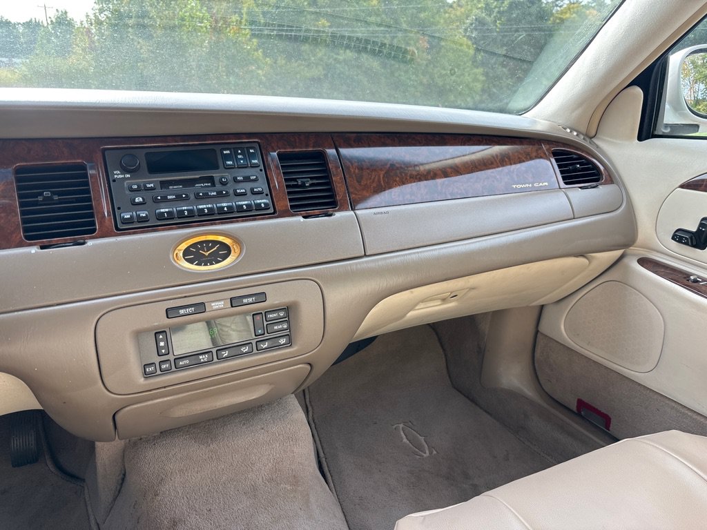 Used 2002 Lincoln Town Car Cartier L RWD image 14