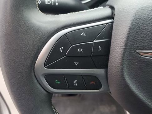 Certified 2024 Chrysler Pacifica Touring-L image 10