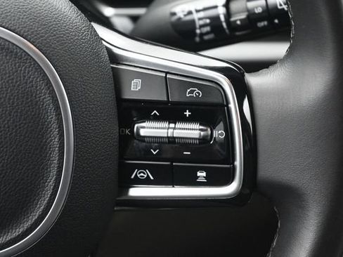Used 2025 Kia Carnival FWD image 17