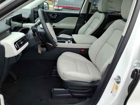 New 2026 Lincoln Aviator AWD w/ Jet Appearance Package image 4