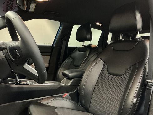 Used 2025 Jeep Compass Latitude AWD/4WD image 9