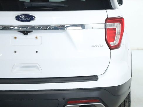 Used 2018 Ford Explorer XLT image 45