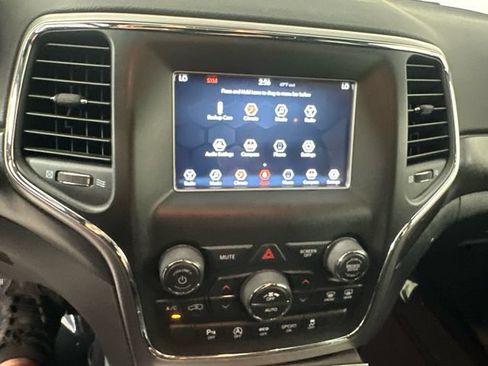 Used 2018 Jeep Grand Cherokee Laredo AWD/4WD image 11