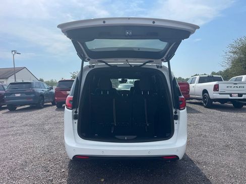 New 2027 Chrysler Pacifica Select FWD image 12