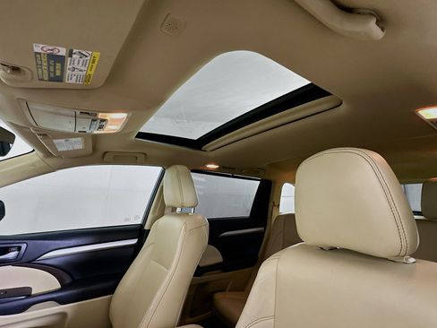 Used 2019 Toyota Highlander XLE image 27