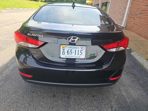 Used 2015 Hyundai Elantra SE w/ Option Group 02 FWD image 4