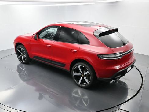 Certified 2025 Porsche Macan AWD/4WD image 32