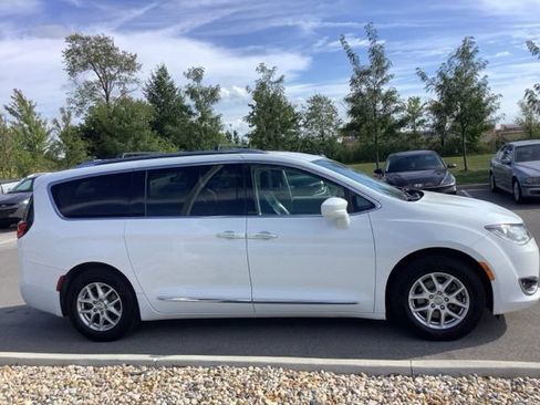 Used 2020 Chrysler Pacifica Touring-L FWD image 4