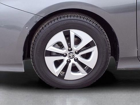 Used 2017 Toyota Prius Four image 12