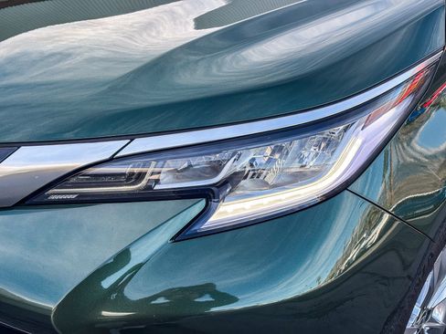Used 2024 Toyota Sienna Limited image 9