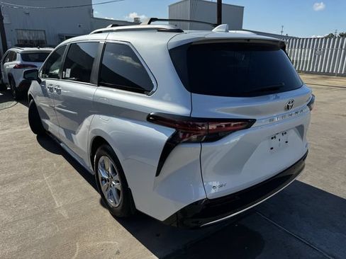 Used 2026 Toyota Sienna Limited FWD image 7