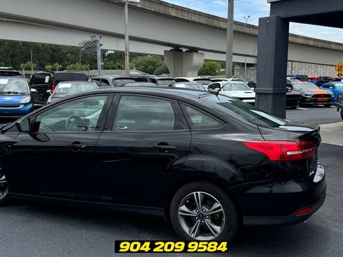 Used 2018 Ford Focus SE w/ SE Appearance Package FWD image 7