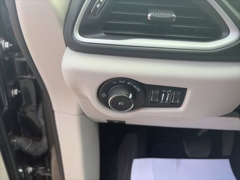 Used 2023 Chrysler Pacifica Touring-L FWD image 19