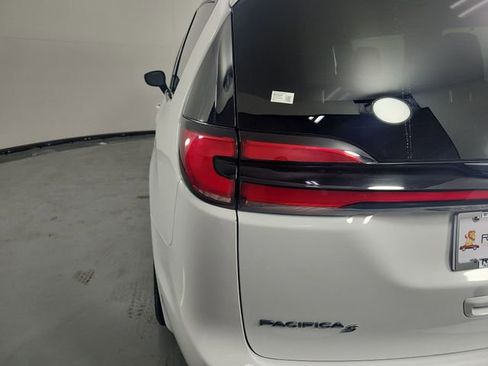 Used 2025 Chrysler Pacifica Limited image 32