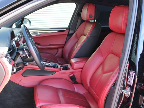 Certified 2024 Porsche Macan S image 5