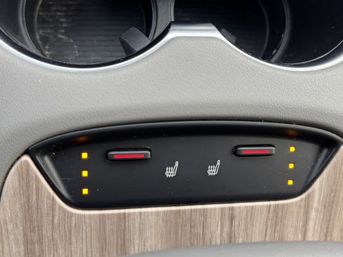 Used 2022 Toyota Venza XLE image 4