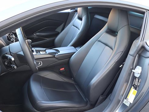 Used 2021 Aston Martin V8 Vantage Coupe image 12