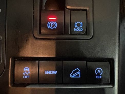 Used 2022 Toyota Highlander XLE AWD/4WD image 16