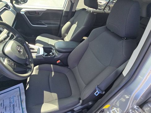 Used 2021 Toyota RAV4 LE FWD image 11