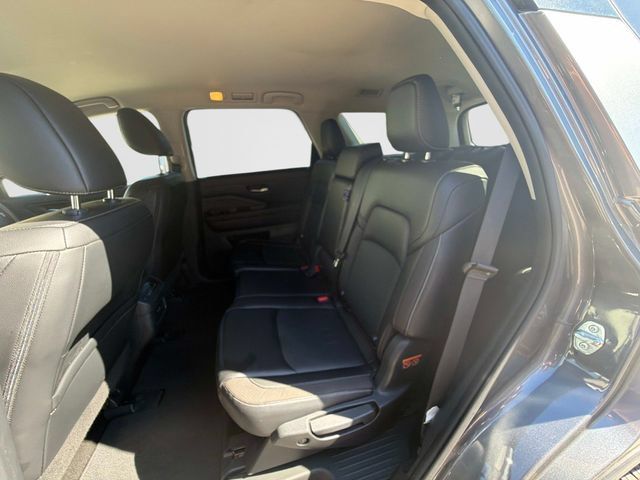 Used 2023 Nissan Pathfinder SL AWD/4WD image 19